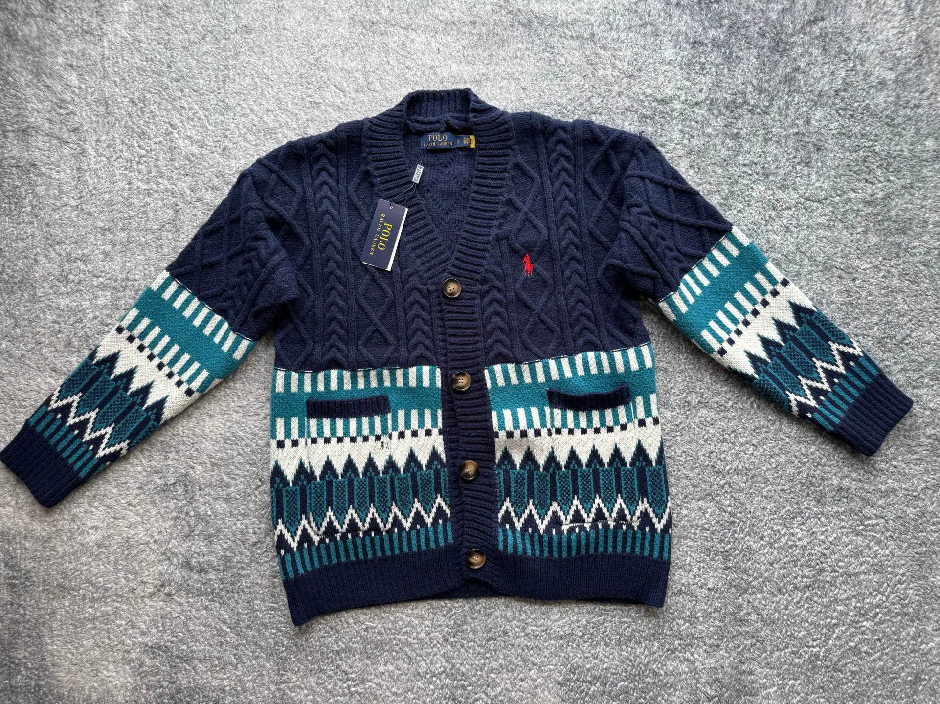 P220 Ralph Lauren old money style cable sweater. The end of the sweater must be twisted! Want to go for an American retro style but are afraid of using too much force? This cable cardigan can be called a "retro dressing cheat"~ ▫️Cable workmanship = the king of retro atmosphere: the three-dimensional cable pattern replicates the texture of American vintage clothes, not deliberately to look old, but with a "sensation of luxury accumulated over time". The moment you put it on, you have the "smell of a male protagonist in a campus movie", and the hair tie was praised as "clothes cheating" when taking photos~ ▫️It doesn't matter your body shape but also hides a lot of fat. It can also be worn by boys with broad shoulders and slightly fat, V The collar can also modify the neck line, making the person look more upright~ Wear it under a coat/down jacket in winter, revealing the cable ties and small red labels, and the sense of layering is directly stunning~ It is perfect with sneakers and leather shoes. American boys rush with their eyes closed, and directly reorganize their wardrobe~ Color: Navy Blue Apricot Size S Height 165-170CM Weight 110-125 M Height 170-175CM Weight 125-140 L Height 175-185CM Weight 140-155